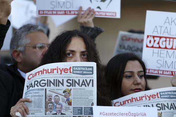 Επιστρέφουν στη φυλακή δημοσιογράφοι της Cumhuriyet