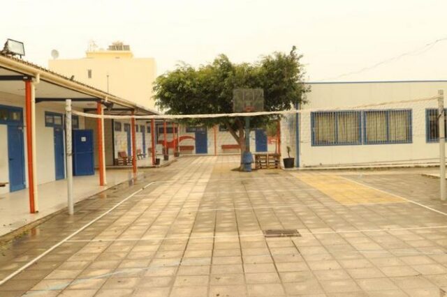 Ηράκλειο: Πλημμυρισμένες σχολικές αίθουσες με εκτεθειμένα πολύμπριζα