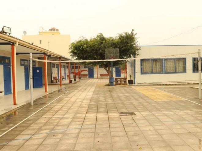 Ηράκλειο: Πλημμυρισμένες σχολικές αίθουσες με εκτεθειμένα πολύμπριζα