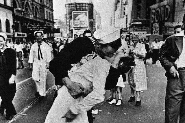 Πέθανε ο εμβληματικός ερωτύλος ναύτης της Times Square