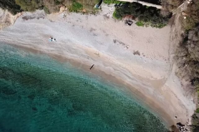 Ερωτοσπηλιά: Η πιο ερωτική παραλία της Αττικής από ψηλά