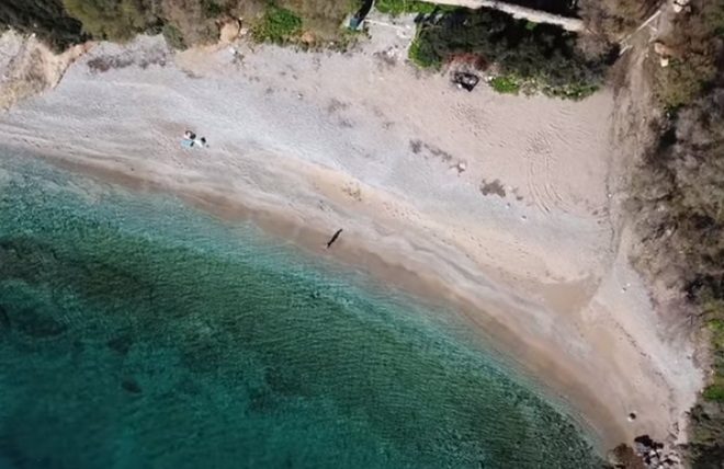 Ερωτοσπηλιά: Η πιο ερωτική παραλία της Αττικής από ψηλά