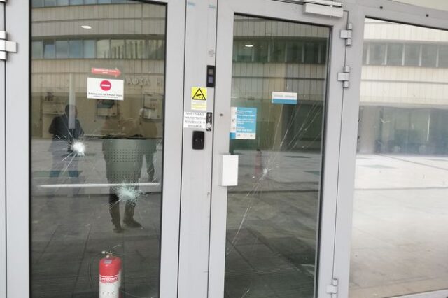 Μεγάλη κινητοποίηση της ΕΛΑΣ μετά από επίθεση κουκουλοφόρων σε ασφαλιστική