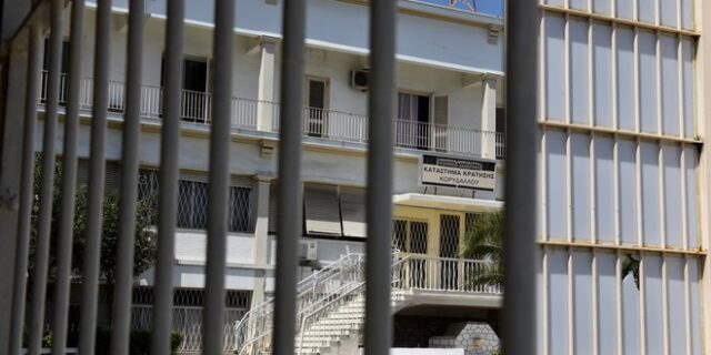 Αποφυλάκιση Φλώρου: Διώξεις για 17 κατηγορούμενους για το “κύκλωμα των πιστοποιητικών”