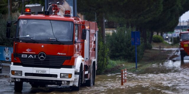 Ηράκλειο: Στα δύο “κόπηκαν” οι Κάτω Γούβες-Σώθηκε γυναίκα που εγκλωβίστηκε στο όχημά της