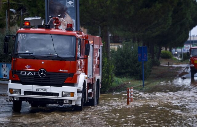 Ηράκλειο: Στα δύο “κόπηκαν” οι Κάτω Γούβες-Σώθηκε γυναίκα που εγκλωβίστηκε στο όχημά της