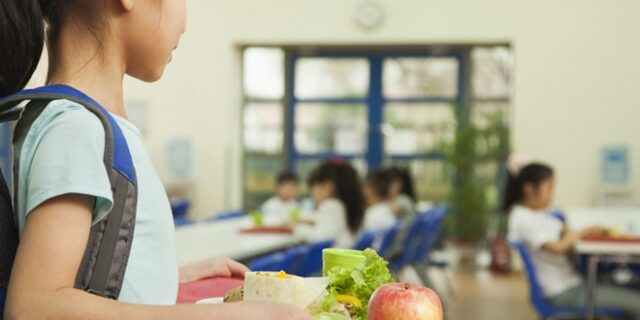 Σε 104 επιπλέον σχολικές μονάδες τα “Σχολικά Γεύματα” – Δείτε τη λίστα