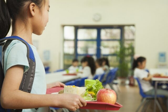 Σε 104 επιπλέον σχολικές μονάδες τα “Σχολικά Γεύματα” – Δείτε τη λίστα