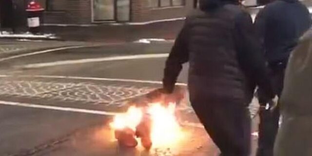 Βίντεο: Άνδρας πιάνει φωτιά μετά από χτύπημα με όπλο ακινητοποίησης