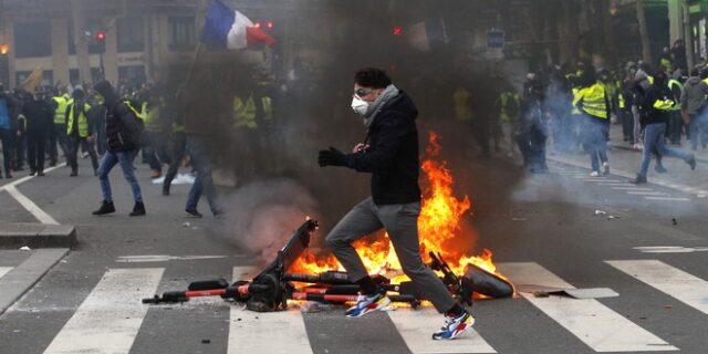 Κίτρινα γιλέκα: Πεδίο μάχης και πάλι το Παρίσι