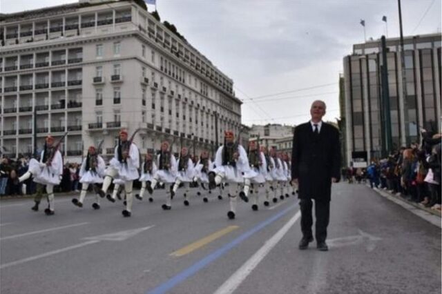 Συγκίνηση: Ο πατέρας του άτυχου Εύζωνα παρελαύνει δίπλα στην Προεδρική Φρουρά