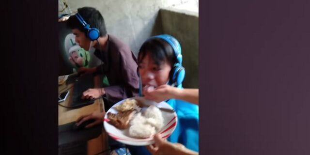 Ταΐζει σε internet cafe τον 13χρονο γιο της που δεν σταματάει το video game