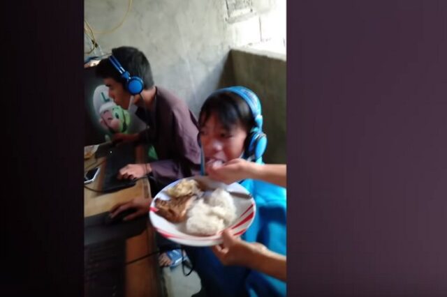 Ταΐζει σε internet cafe τον 13χρονο γιο της που δεν σταματάει το video game