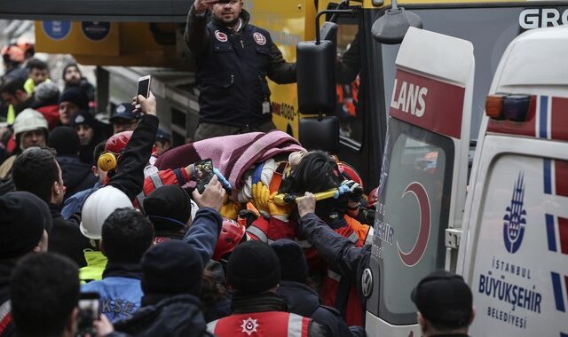 Θαύμα στην Κωνσταντινούπολη: Ανέσυραν ζωντανό κοριτσάκι από το κτίριο που κατέρρευσε