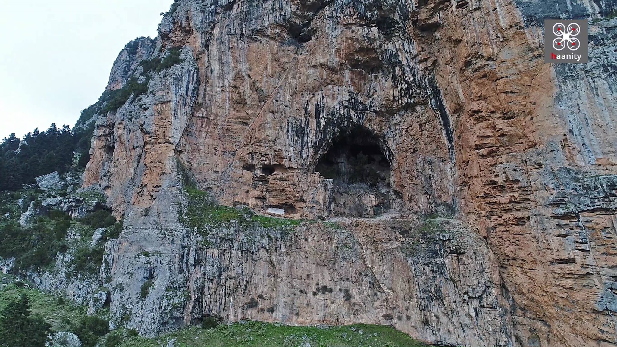 Ο θρύλος της Μαύρης Τρύπας: Η σπηλιά-φρούριο του Ανδρούτσου με τον θησαυρό