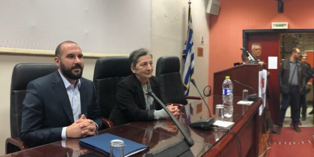 Ομιλία Τζανακόπουλου σε κατάμεστη αίθουσα – Απ’ έξω ακροδεξιοί