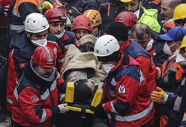 Ανασύρθηκε ζωντανός από τα συντρίμμια μετά από 48 ώρες