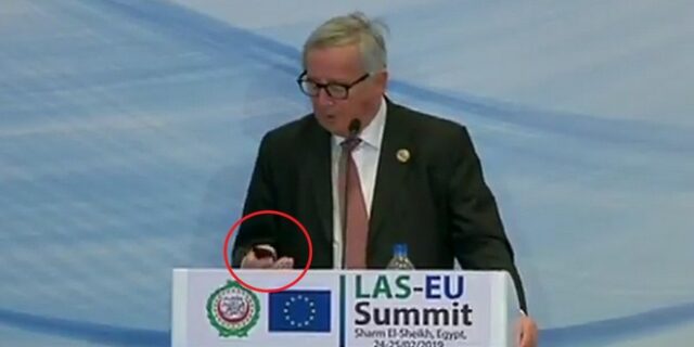 Ο Γιούνκερ διέκοψε ομιλία του γιατί τον έπαιρνε τηλέφωνο η γυναίκα του