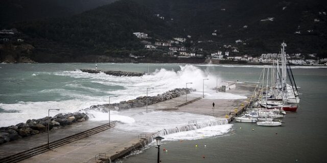 Επικίνδυνα καιρικά φαινόμενα την Τετάρτη – Ισχυρές καταιγίδες και θυελλώδεις νοτιάδες