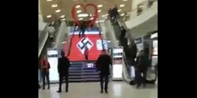 Σάλος: Ναζιστική σημαία τυπωμένη στις σκάλες εμπορικού κέντρου στο Κίεβο