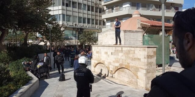 Ηράκλειο: Άνδρας απειλεί να αυτοπυρποληθεί στην πλατεία Κορνάρου