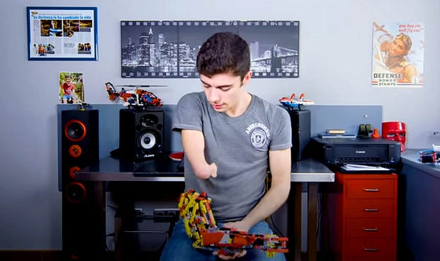 Συγκλονιστικό: Έφηβος κατασκεύασε το προσθετικό χέρι του με τουβλάκια Lego