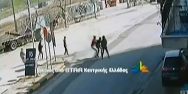 Θήβα: Καρέ-καρέ η επίθεση ανηλίκων σε γυναίκα για να αρπάξουν την τσάντα της