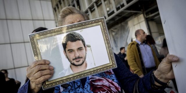 Δολοφονία Παπαγεωργίου: Ένταση κατά τις απολογίες – “Ο Μάριος ζει” επιμένει ο 73χρονος φερόμενος ως εγκέφαλος