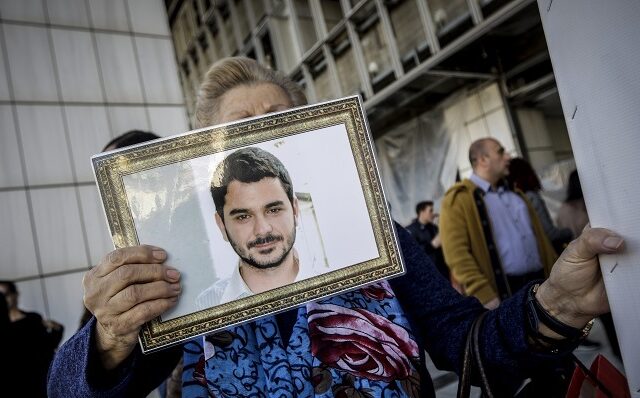 Δολοφονία Παπαγεωργίου: Ένταση κατά τις απολογίες – “Ο Μάριος ζει” επιμένει ο 73χρονος φερόμενος ως εγκέφαλος