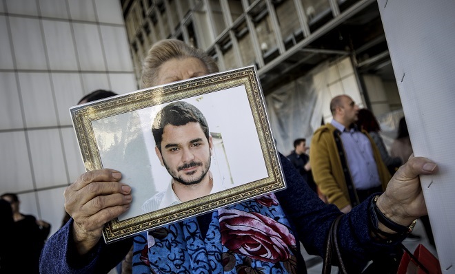 Δολοφονία Παπαγεωργίου: Ένταση κατά τις απολογίες – “Ο Μάριος ζει” επιμένει ο 73χρονος φερόμενος ως εγκέφαλος