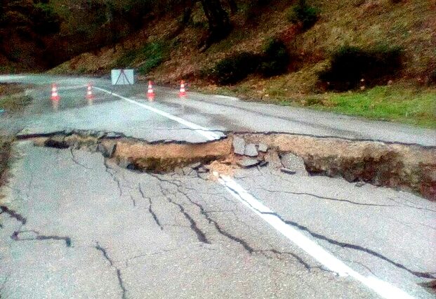 Άνοιξε κυριολεκτικά στα δύο δρόμος στην ορεινή Φθιώτιδα