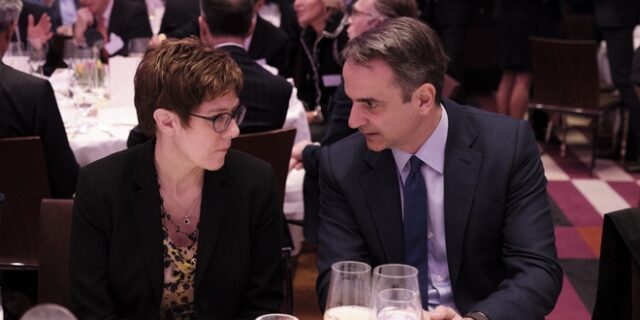 Μητσοτάκης με Κραμπ- Καρενμπάουερ για μεταναστευτικό και δημιουργία νέων θέσεων εργασίας