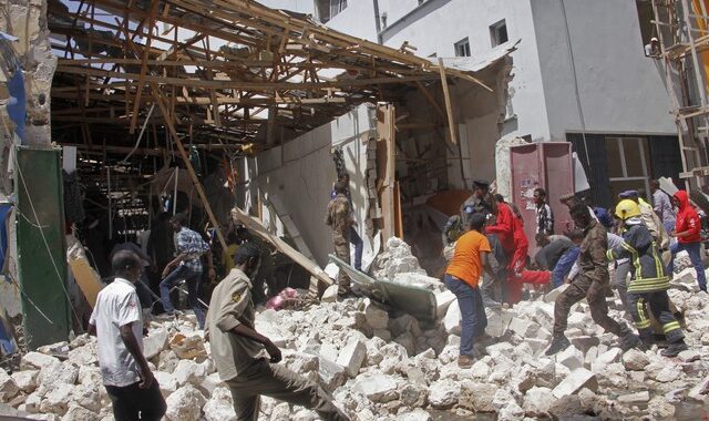 Δέκα νεκροί και δεκάδες τραυματίες από έκρηξη παγιδευμένου αυτοκινήτου στο Μογκαντίσου
