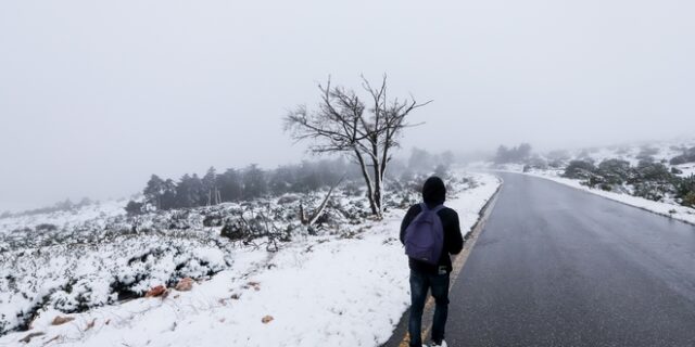 Συναγερμός στην Πάρνηθα: Επιχείρηση για τον απεγκλωβισμό δύο οικογενειών