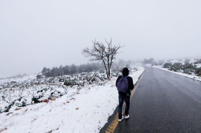 Συναγερμός στην Πάρνηθα: Επιχείρηση για τον απεγκλωβισμό δύο οικογενειών