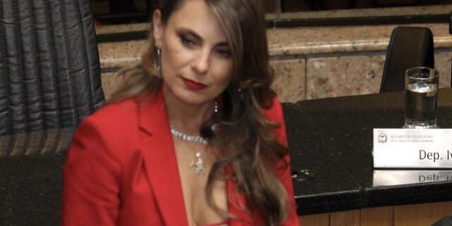 “Πάντα είχα μεγάλο στήθος”: Βραζιλιάνα πολιτικός δέχεται απειλές για ντεκολτέ σε ορκωμοσία