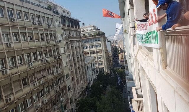 Εισβολή της ΠΟΕ-ΟΤΑ στο υπουργείο Οικονομικών – Ζητούν συνάντηση με τον Τσακαλώτο