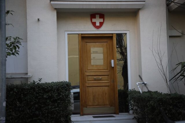 “Ρουβίκωνες” εισέβαλαν στην είσοδο της Πρεσβείας της Ελβετίας και πέταξαν τρικάκια