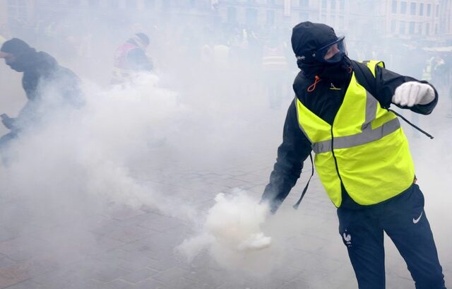 Γαλλία: Πέρασε ο νόμος κατά των διαδηλωτών με καλυμμένα πρόσωπα