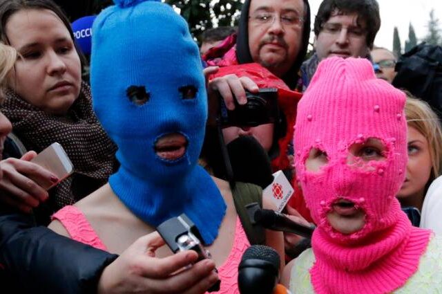 Έβγαλαν μεθυσμένες Pussy Riot από πτήση