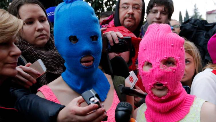 Έβγαλαν μεθυσμένες Pussy Riot από πτήση