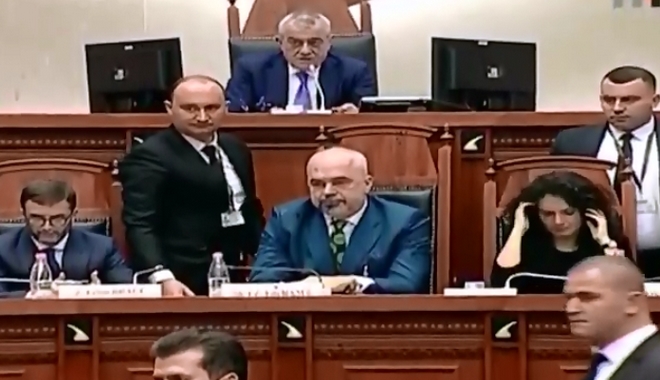 Αλβανία: Η στιγμή που βουλευτής έριξε μελάνι στον Έντι Ράμα
