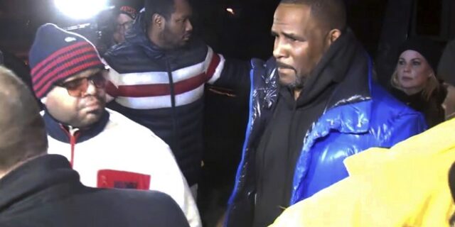 Ο βραβευμένος με Grammy R. Kelly κατηγορείται για βιασμό ανηλίκων
