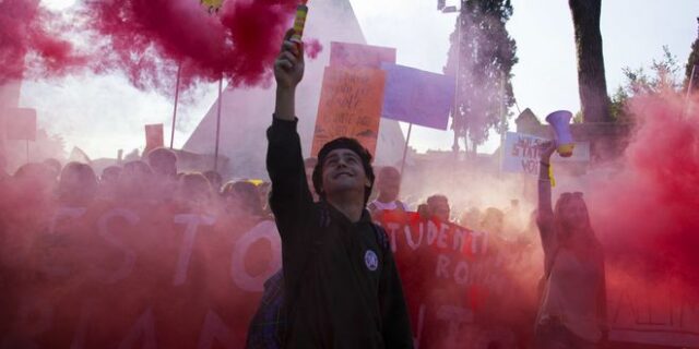 Ιταλία: Χιλιάδες στους δρόμους, διαμαρτυρόμενοι για την οικονομική πολιτική της κυβέρνησης