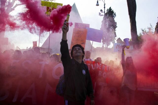 Ιταλία: Χιλιάδες στους δρόμους, διαμαρτυρόμενοι για την οικονομική πολιτική της κυβέρνησης