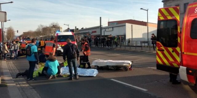 Όχημα έπεσε πάνω σε “Κίτρινα Γιλέκα” – Τραυματίες και νέες συγκρούσεις