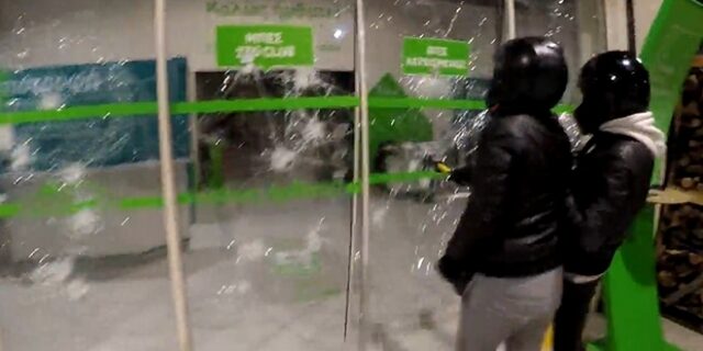 Καρέ-καρέ η επίθεση Ρουβίκωνα στο πολυκατάστημα στην Κηφισίας