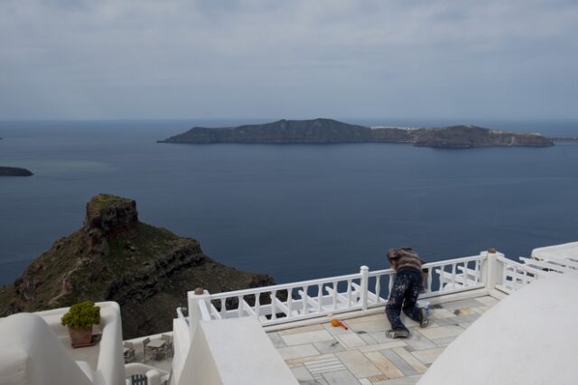 Διπλό θρίλερ στη Σαντορίνη: Πτώση αυτοκινήτου στα βράχια – Αγνοείται 27χρονος