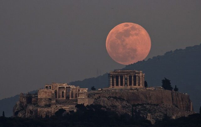 Μαγευτικές εικόνες: Στο φως της “χιονισμένης” σούπερ σελήνης