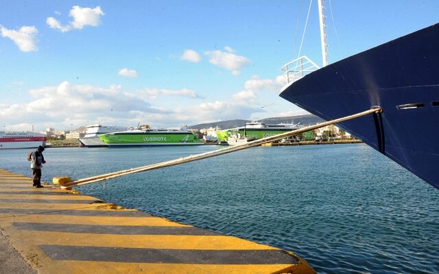 Πρόσκρουση κρουαζιερόπλοιου στο λιμάνι του Πειραιά λόγω των ισχυρών ανέμων